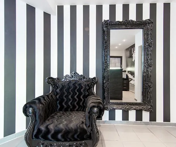 Hotel Sirrah